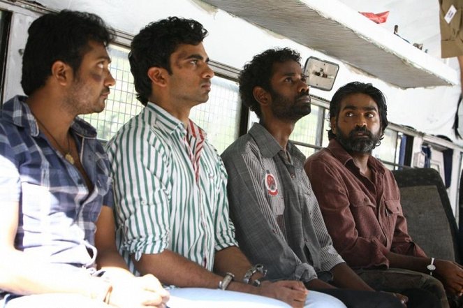 Pohlceni zlem - Z filmu - Bobby Simha, Ashok Selvan, Ramesh Thilak, Vijay Sethupathi