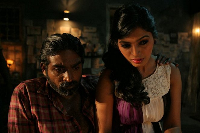 Pohlceni zlem - Z filmu - Vijay Sethupathi, Sanchita Shetty