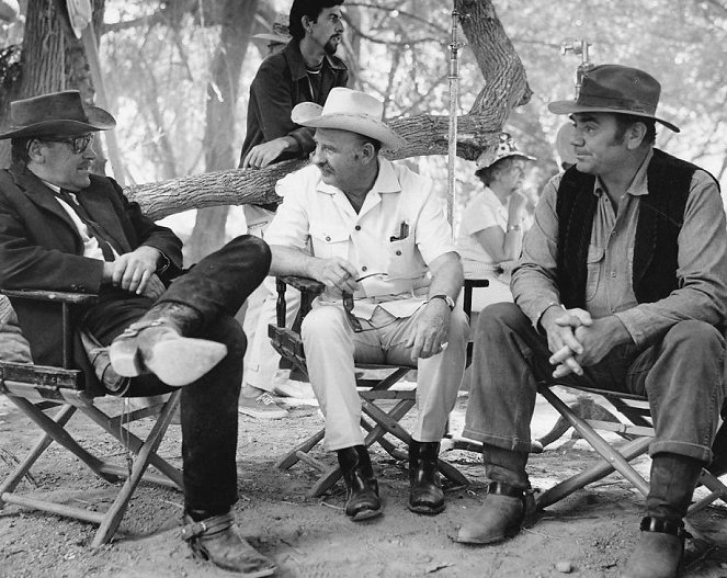 A Quadrilha Selvagem - De filmagens - William Holden, Ernest Borgnine