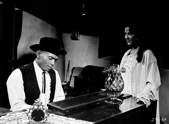 Invitation to a Gunfighter - Photos - Yul Brynner, Janice Rule
