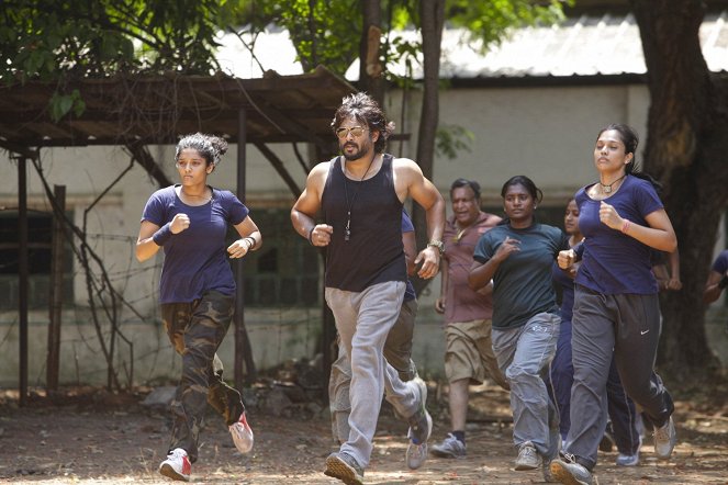 Saala Khadoos - Filmfotos - Ritika Singh, Madhavan