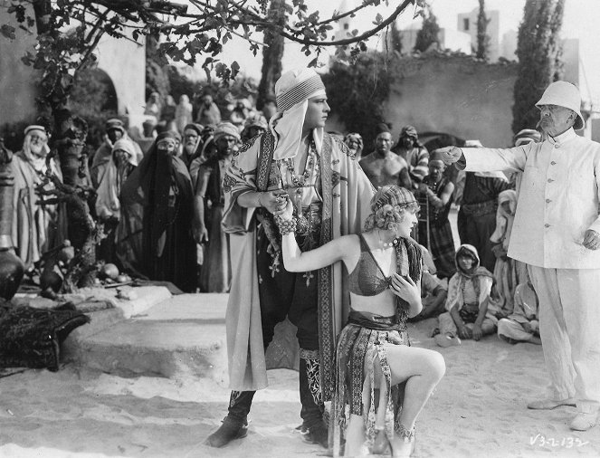 The Son of the Sheik - Z filmu - Rudolph Valentino, Vilma Bánky, George Fawcett