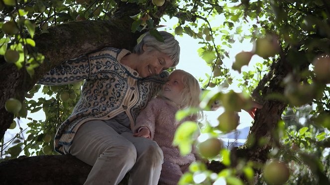 Hos mormor - Film - Ragnhild Hilt, Tilde Martine Eide