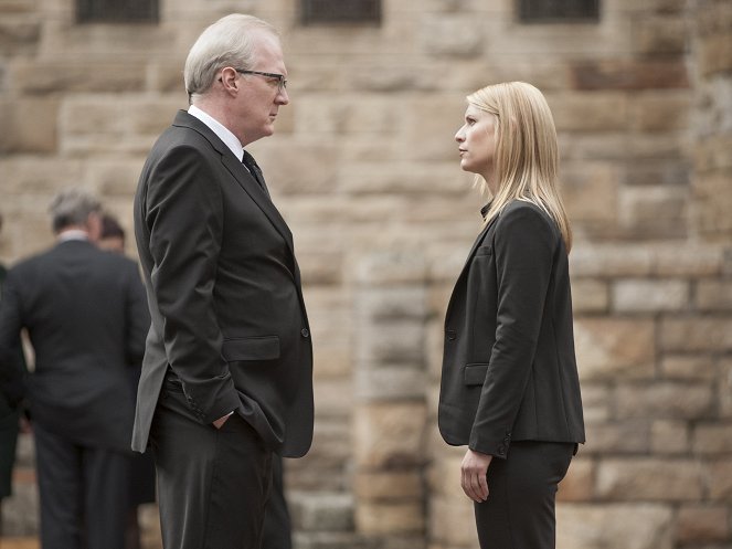 Homeland - Islamabad - Filmfotos - Tracy Letts, Claire Danes