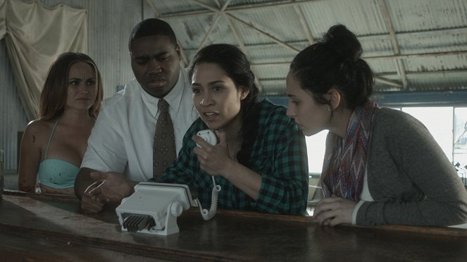 Zombie Shark - The Swimming Dead - Filmfotos - Becky Andrews, Roger J. Timber, Cassie Steele, Sloane Coe