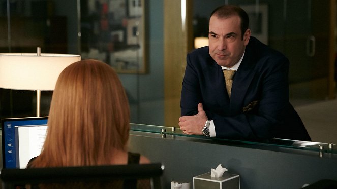 Suits - Season 6 - The Hand That Feeds You - Photos - Rick Hoffman