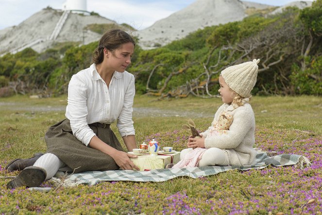 Światło między oceanami - Z filmu - Alicia Vikander, Florence Clery