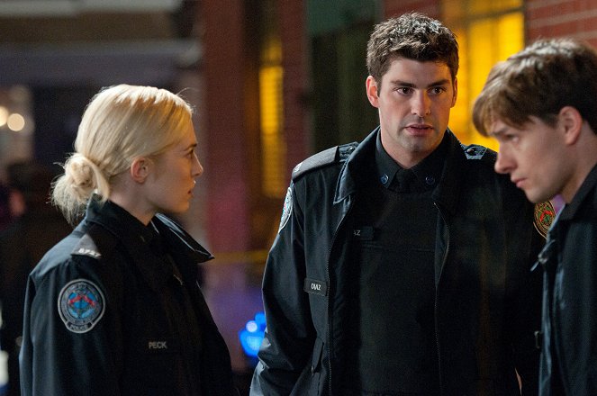 Rookie Blue - The One That Got Away - Photos - Charlotte Sullivan, Travis Milne, Gregory Smith