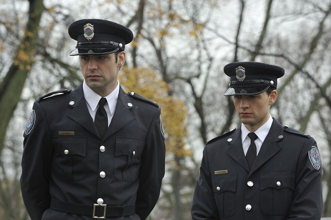 Rookie Blue - Cold Comforts - Photos - Travis Milne, Gregory Smith
