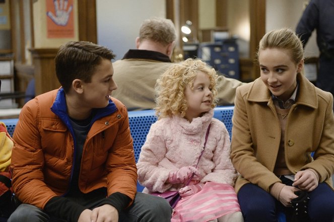 Babysitting Night - Film - Mallory James Mahoney, Sabrina Carpenter