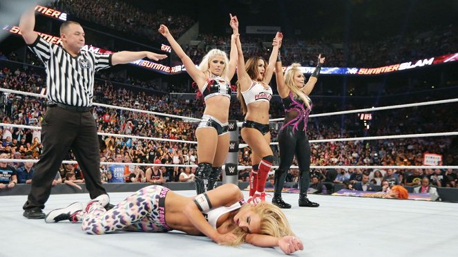 WWE SummerSlam - Van film - Leah Van Dale, Lexi Kaufman, Nicole Garcia, Natalie Neidhart