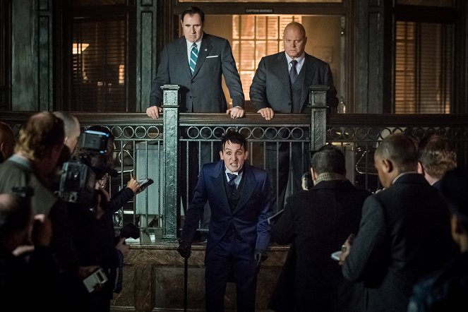 Gotham - Season 3 - Mad City: Better to Reign in Hell... - Van film - Michael Chiklis, Robin Lord Taylor