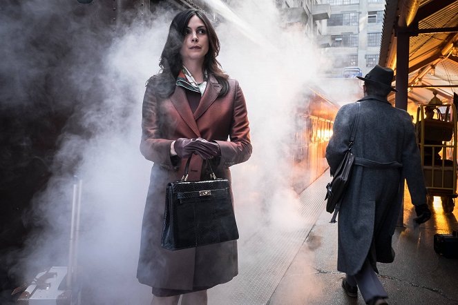 Gotham - Season 3 - Mad City: Burn the Witch - Photos - Morena Baccarin