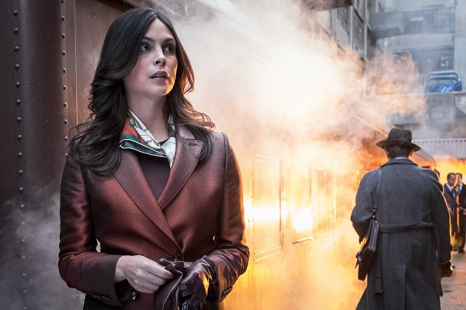 Gotham - Season 3 - Mad City: Burn the Witch - Photos - Morena Baccarin