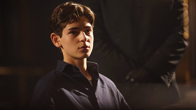 Gotham - Season 3 - Mad City: Burn the Witch - Photos - David Mazouz