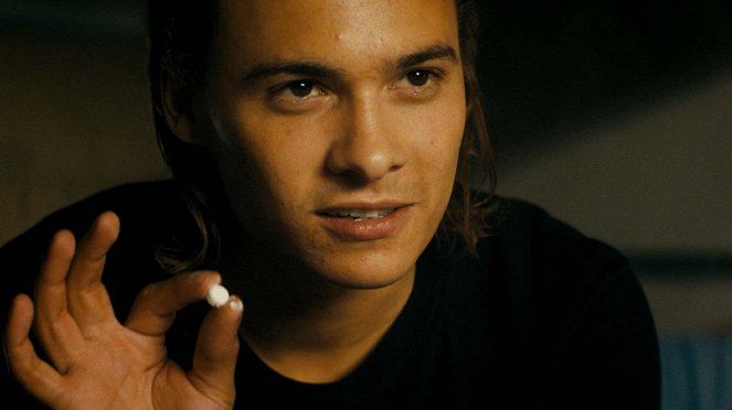 Živí mrtví: Počátek konce - Série 2 - Z filmu - Frank Dillane