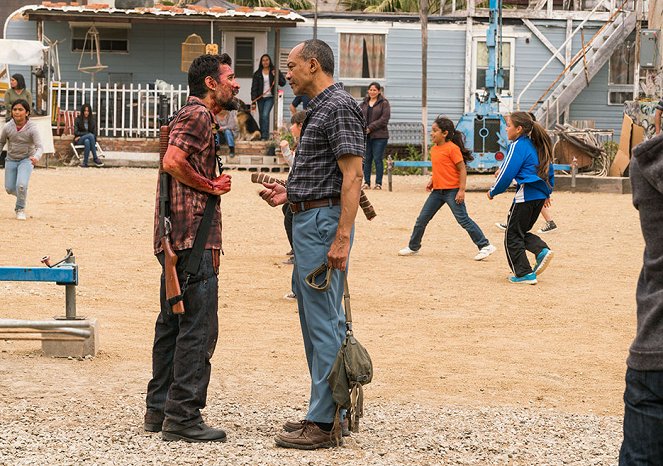 Fear the Walking Dead - Season 2 - Filmfotos - Alfredo Herrera, Paul Calderon