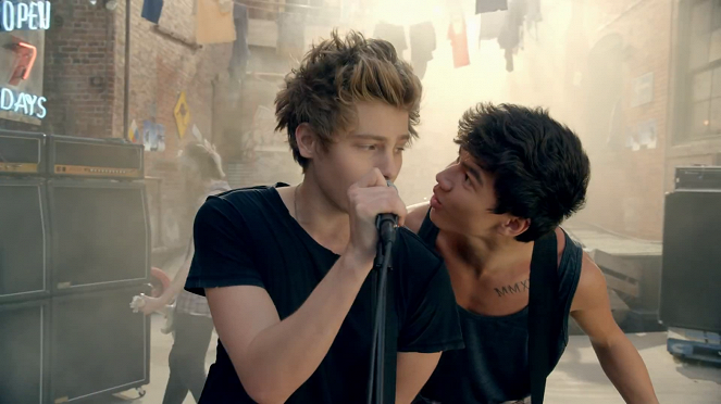 5 Seconds Of Summer - She Looks So Perfect - Do filme