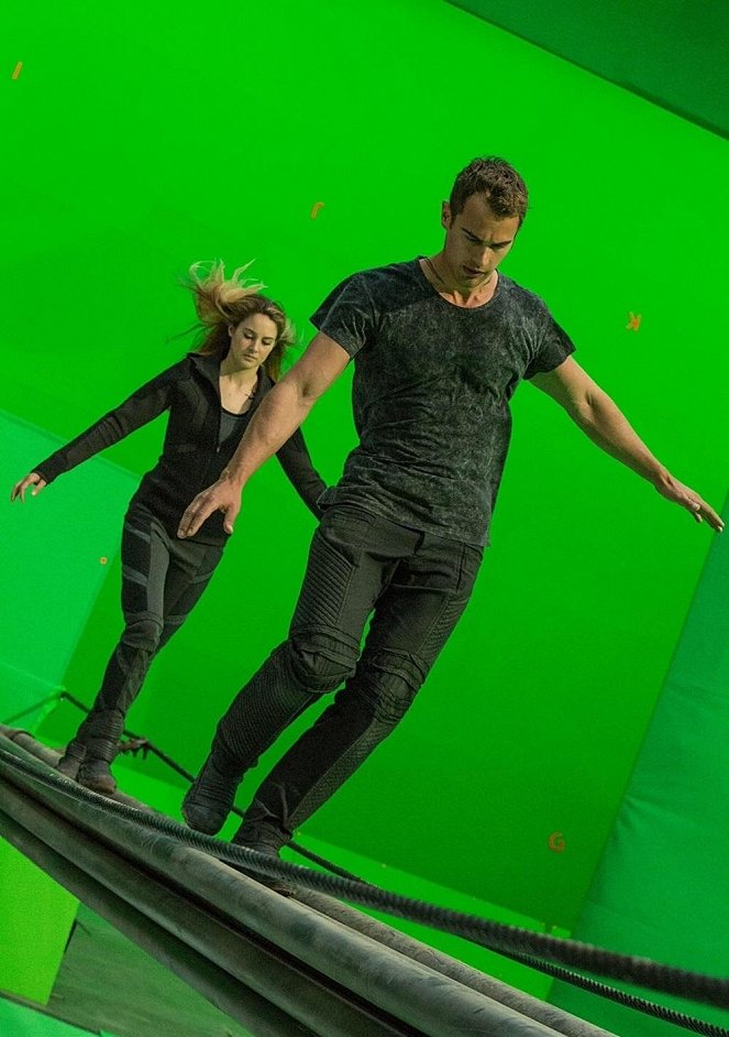 Divergent - Outolintu - Kuvat kuvauksista - Theo James, Shailene Woodley