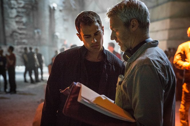 Divergent - Outolintu - Kuvat kuvauksista - Theo James, Neil Burger