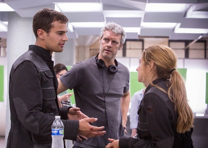 Divergent - Outolintu - Kuvat kuvauksista - Theo James, Neil Burger, Shailene Woodley
