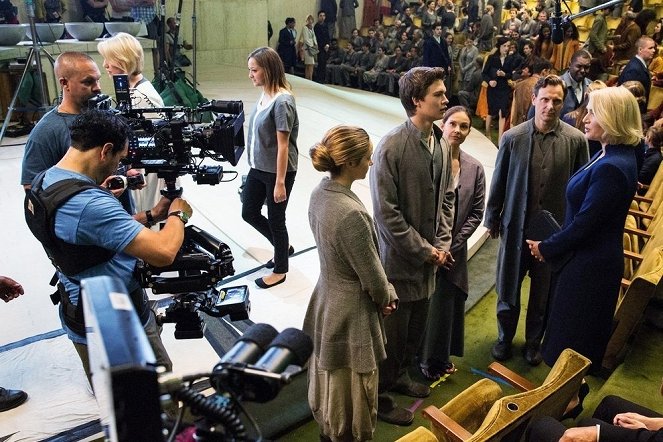 Divergent - Outolintu - Kuvat kuvauksista - Ansel Elgort, Ashley Judd, Tony Goldwyn, Kate Winslet
