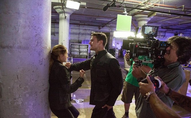 Divergent - Outolintu - Kuvat kuvauksista - Shailene Woodley, Theo James