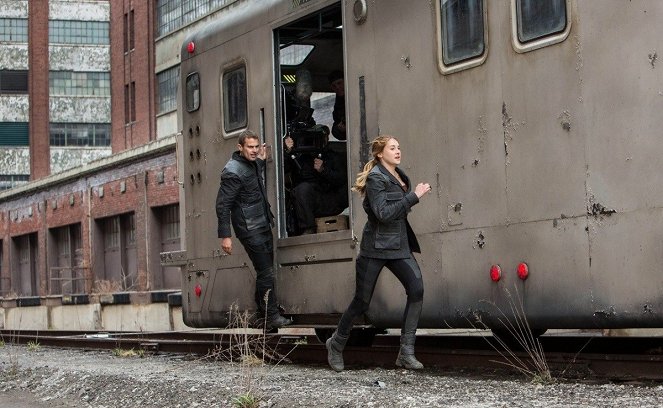 Divergent - Outolintu - Kuvat kuvauksista - Theo James, Shailene Woodley