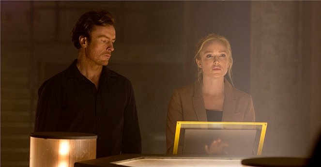 The Machine - Film - Toby Stephens, Caity Lotz