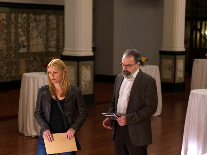 Homeland - Season 4 - Iron in the Fire - Photos - Claire Danes, Mandy Patinkin