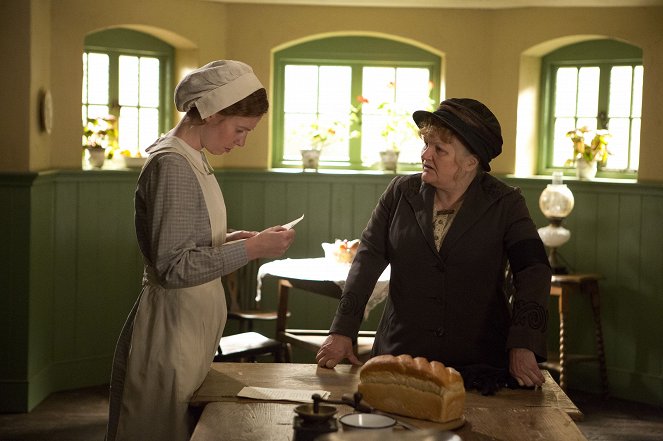 Downton Abbey - Episode 6 - Photos - Amy Nuttall, Lesley Nicol