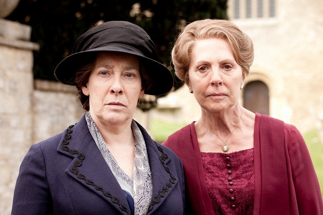 Downton Abbey - Flucht nach Downton - Werbefoto - Phyllis Logan, Penelope Wilton