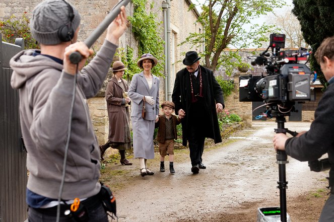 Downton Abbey - Episode 4 - Forgatási fotók - Amy Nuttall, Christine Mackie, Kevin McNally