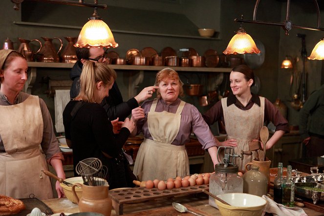 Downton Abbey - Episode 4 - Van de set - Lesley Nicol, Sophie McShera