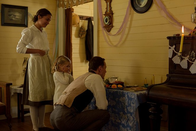 The Light Between Oceans - Van film - Alicia Vikander, Florence Clery, Michael Fassbender