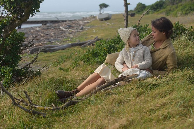 The Light Between Oceans - Filmfotos - Florence Clery, Alicia Vikander