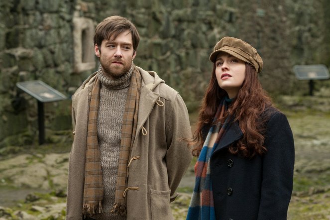 Outlander - Az idegen - Szitakötő A Borostyánban - Filmfotók - Richard Rankin, Sophie Skelton