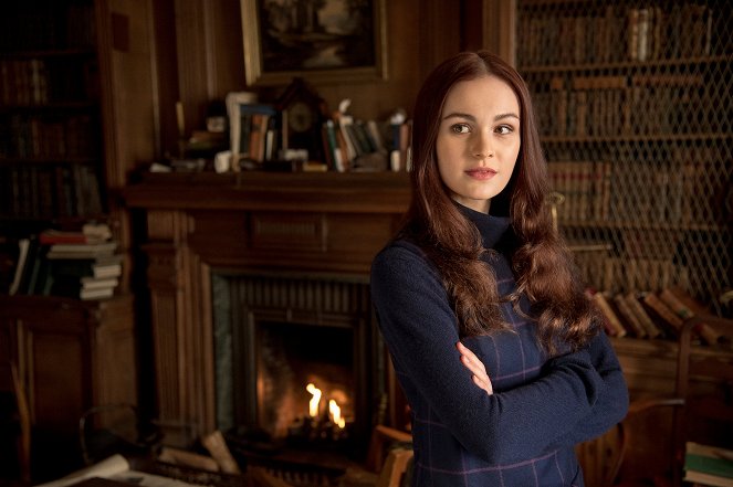 Outlander - Dragonfly in Amber - Photos - Sophie Skelton