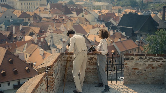 Egon Schiele: Śmierć i dziewczyna - Z filmu - Noah Saavedra, Larissa Aimée Breidbach