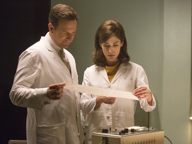 Masters of Sex - Two Scents - Photos - Josh Charles, Lizzy Caplan