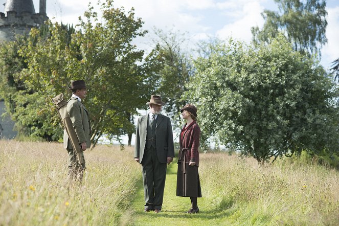 Downton Abbey - Season 3 - A Journey to the Highlands - Photos - Hugh Bonneville, Peter Egan, Lily James