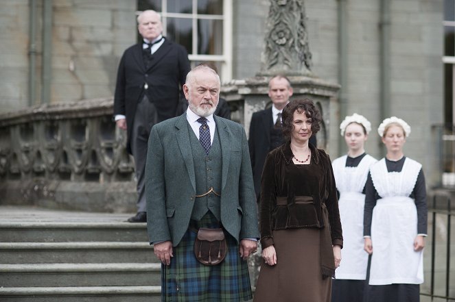 Downton Abbey - Season 3 - A Journey to the Highlands - Photos - Peter Egan, Phoebe Nicholls