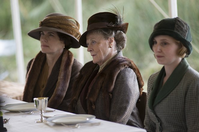 Downton Abbey - Season 3 - A Journey to the Highlands - Photos - Elizabeth McGovern, Maggie Smith, Laura Carmichael