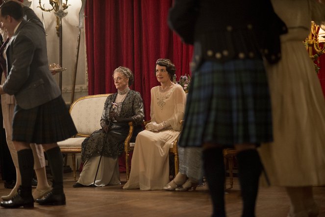 Downton Abbey - Season 3 - Himmel und Hölle - Filmfotos - Maggie Smith, Elizabeth McGovern