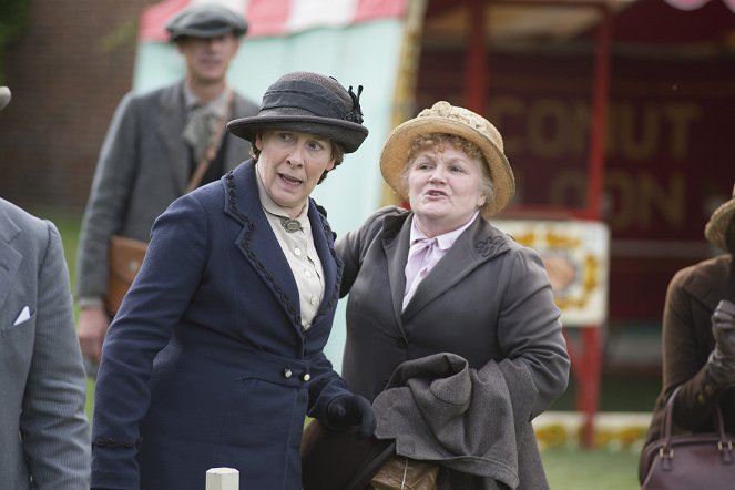 Downton Abbey - Season 3 - A Journey to the Highlands - Photos - Phyllis Logan, Lesley Nicol