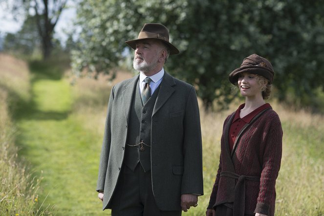 Downton Abbey - Season 3 - A Journey to the Highlands - Photos - Peter Egan, Lily James