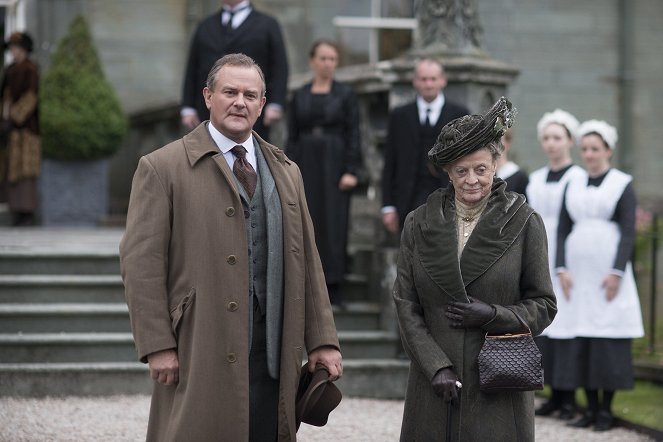 Downton Abbey - Season 3 - A Journey to the Highlands - Photos - Hugh Bonneville, Maggie Smith