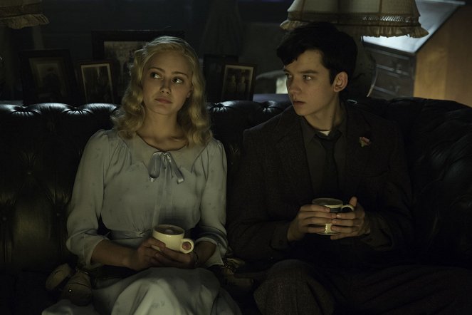 Miss Peregrine's Home for Peculiar Children - Photos - Ella Purnell, Asa Butterfield