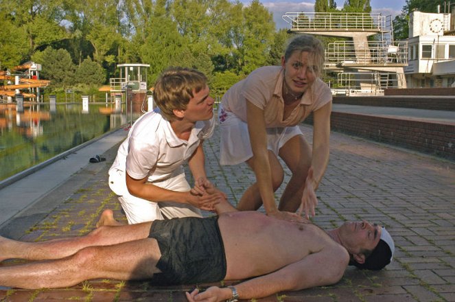 Ein starkes Team - Die Schöne vom Beckenrand - Photos - Ludwig Blochberger, Annika Blendl, Stefan Gubser