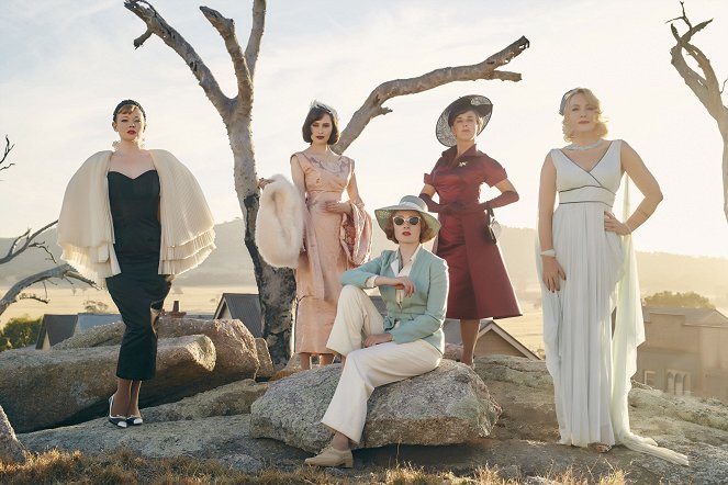 The Dressmaker – Die Schneiderin - Werbefoto - Sarah Snook, Hayley Magnus, Amanda Woodhams, Rebecca Gibney